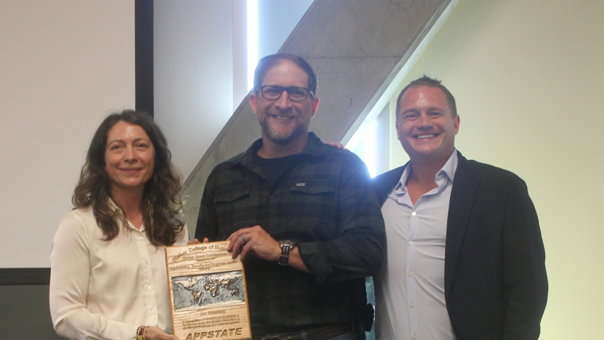 From left are Meredith Pipes, Outstanding Faculty-led Program Leader Awardee Jon Bleakley, and Scott Gray